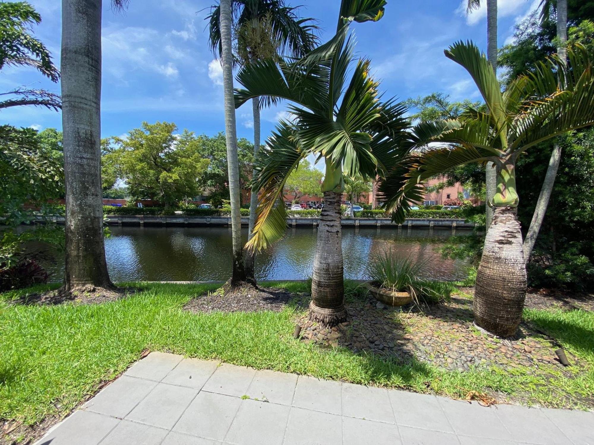 Riverbank Guesthouse Wilton Manors Exterior photo