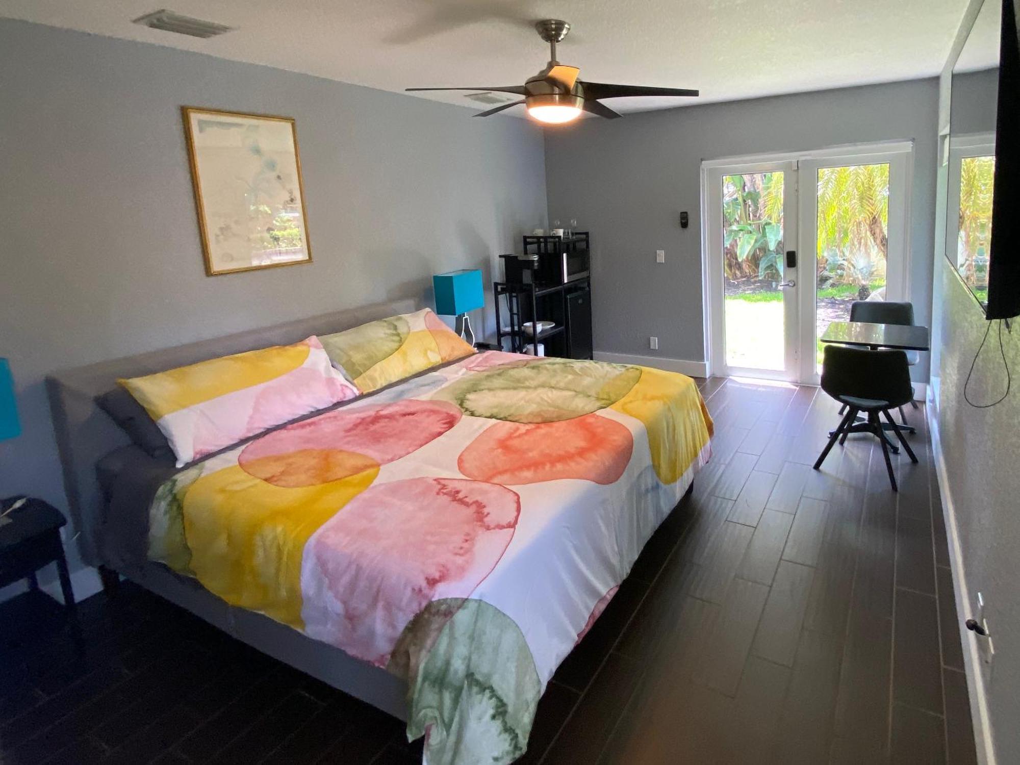 Riverbank Guesthouse Wilton Manors Exterior photo