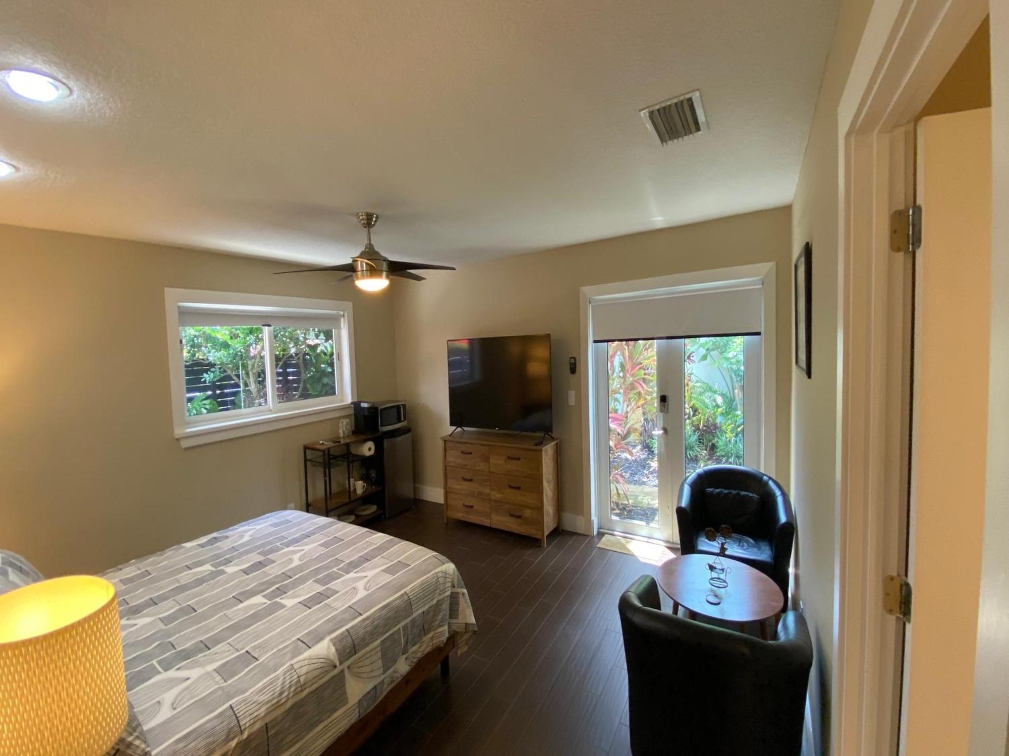 Riverbank Guesthouse Wilton Manors Exterior photo