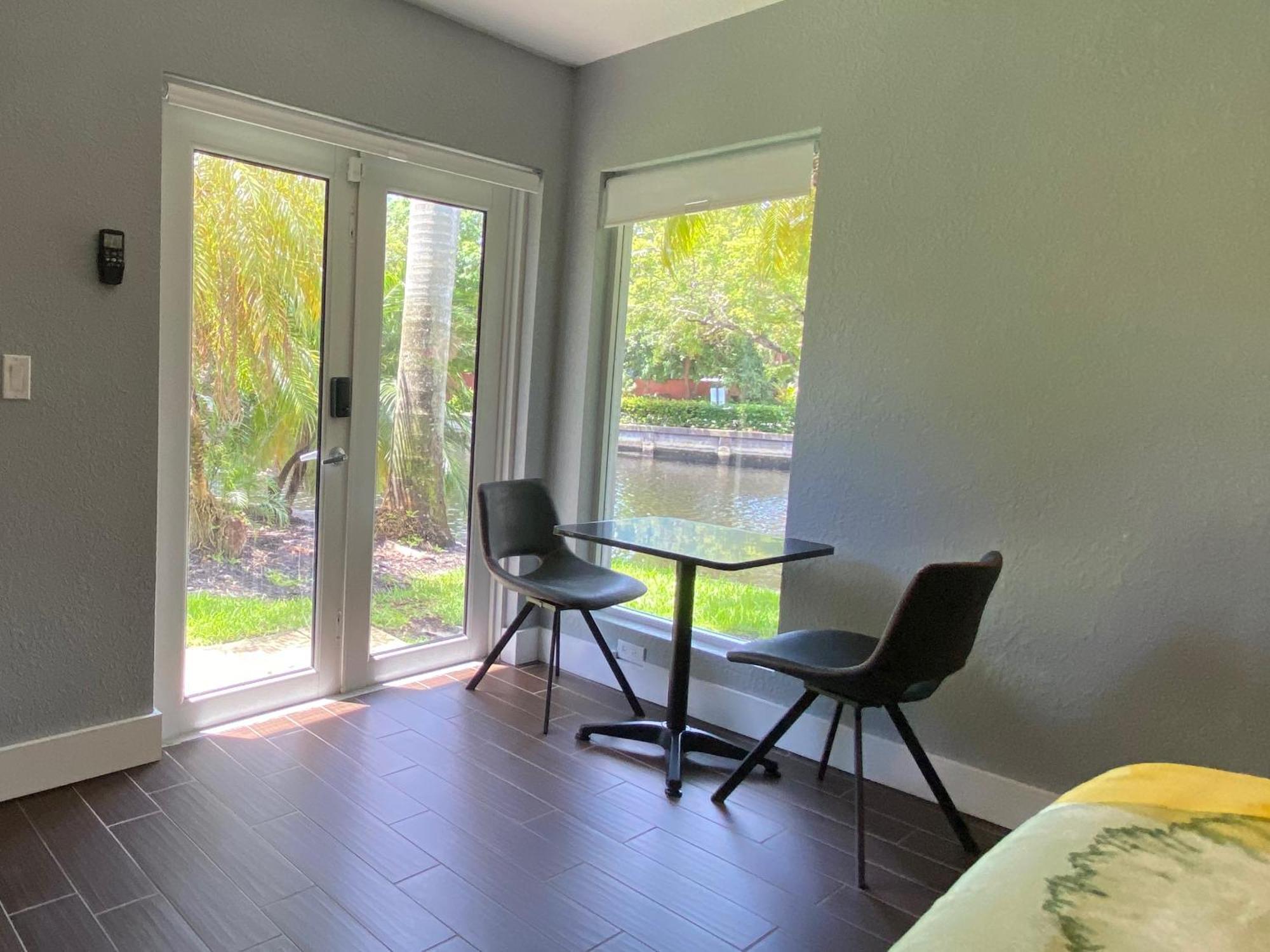 Riverbank Guesthouse Wilton Manors Exterior photo