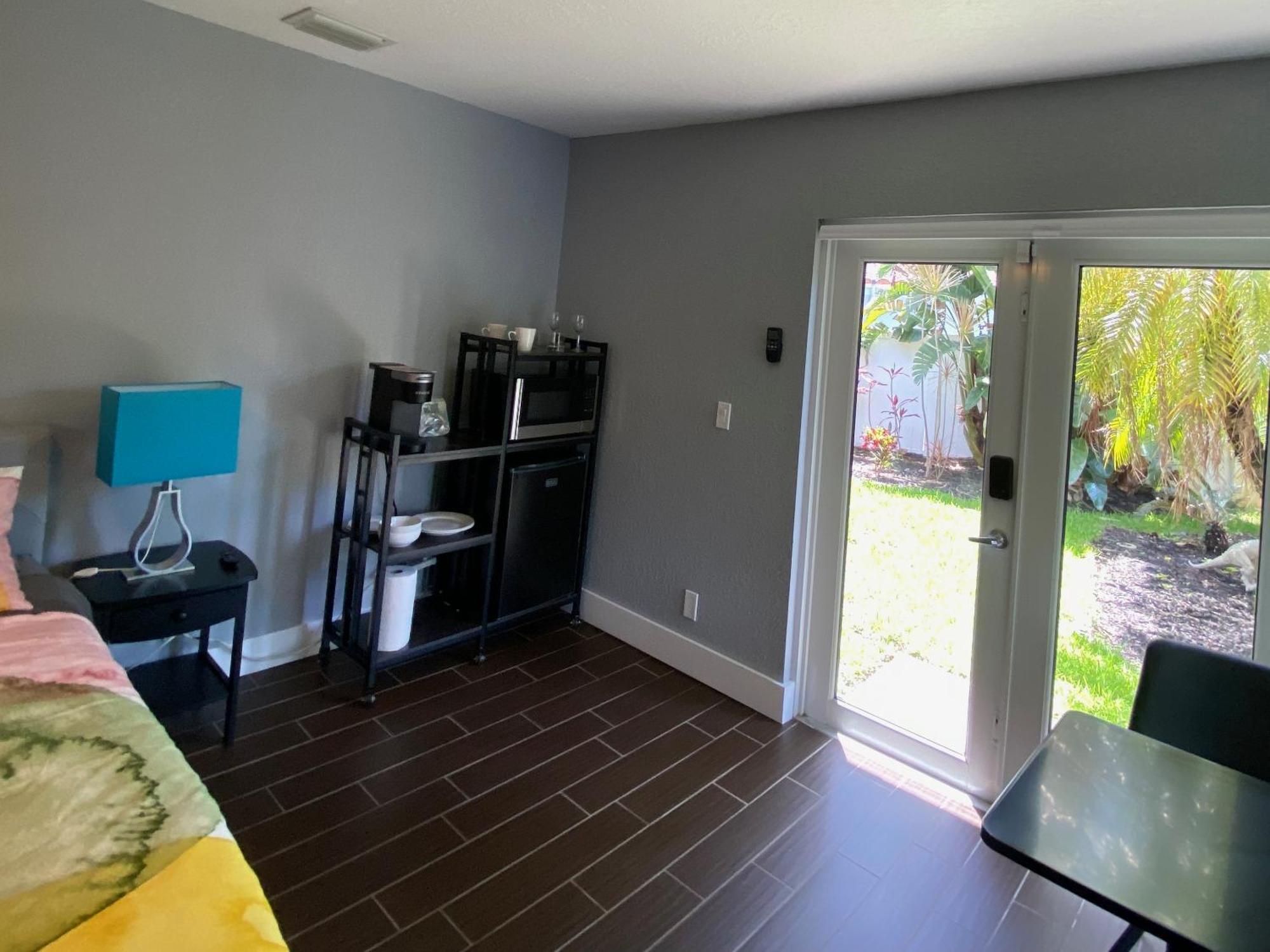 Riverbank Guesthouse Wilton Manors Exterior photo