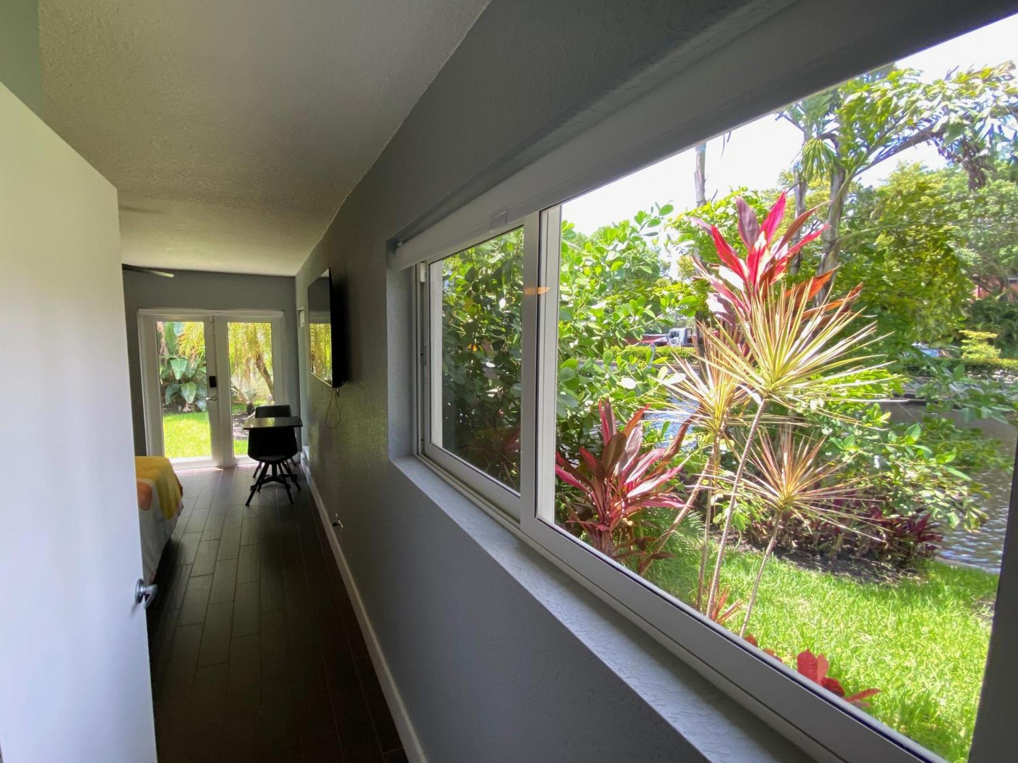Riverbank Guesthouse Wilton Manors Exterior photo