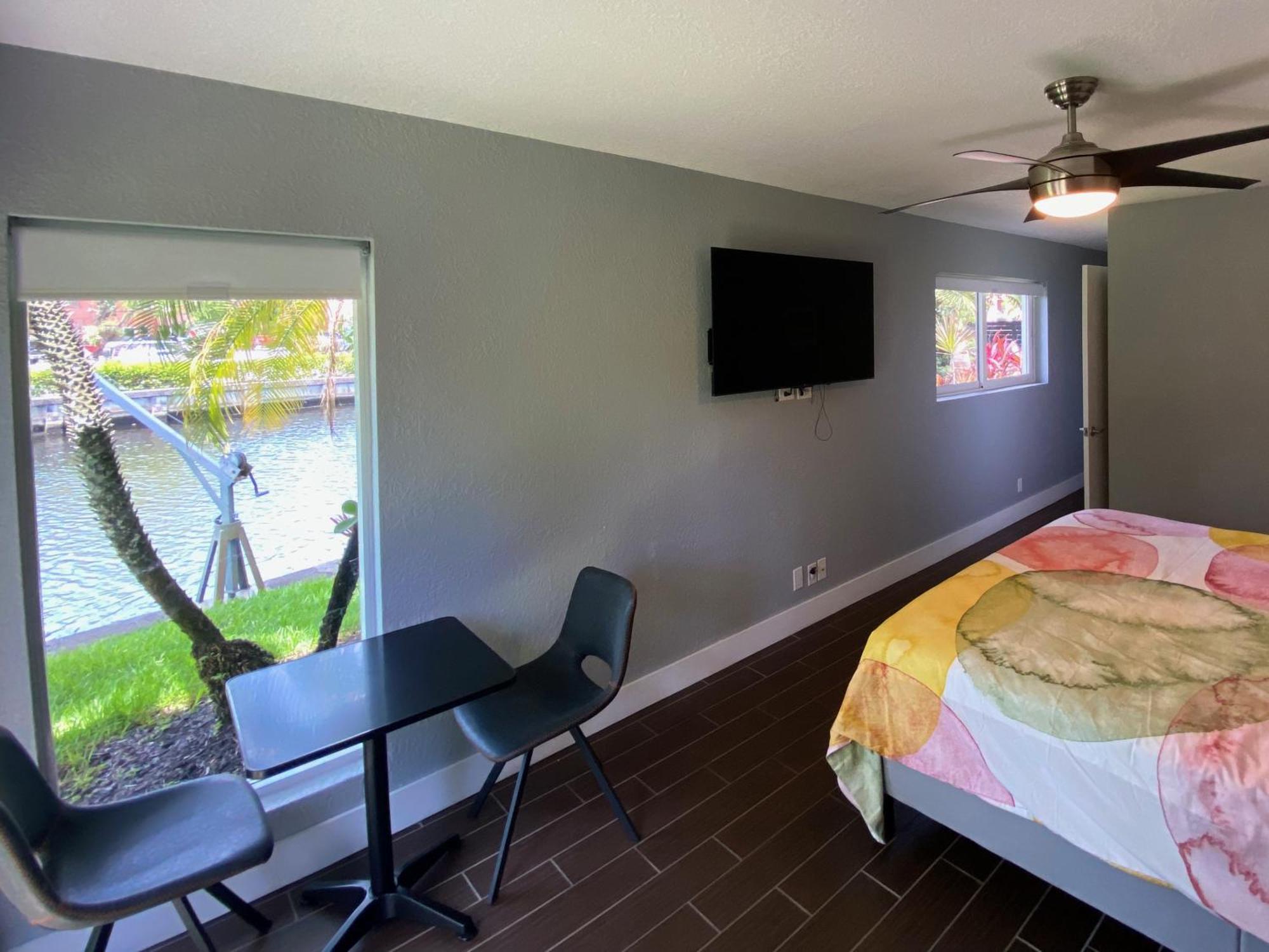 Riverbank Guesthouse Wilton Manors Exterior photo