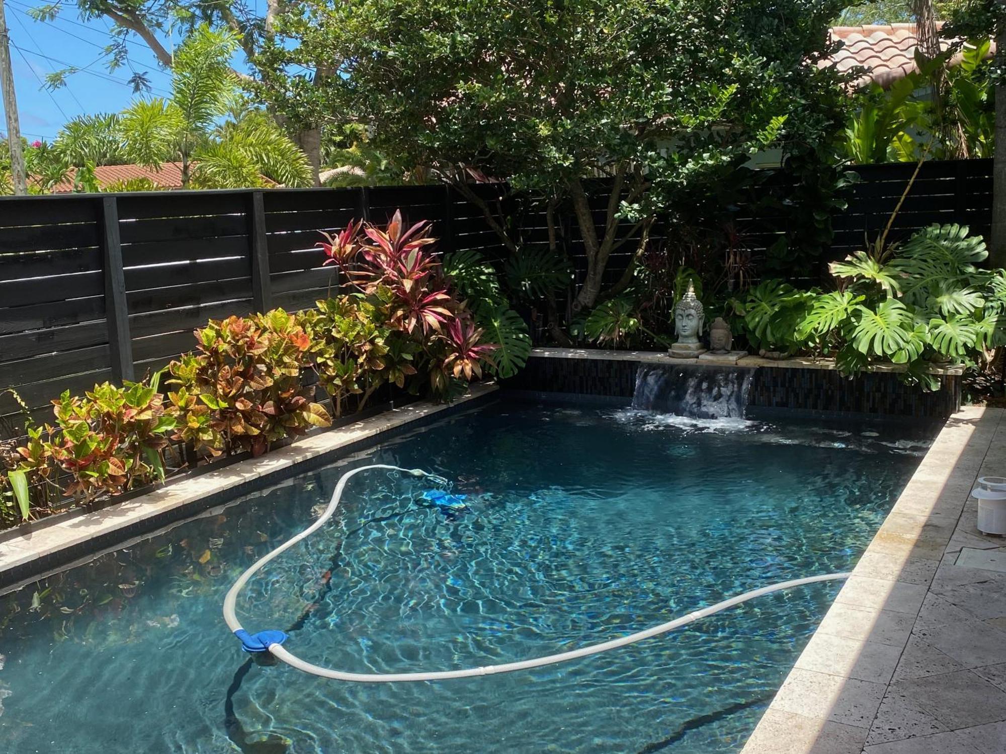 Riverbank Guesthouse Wilton Manors Exterior photo